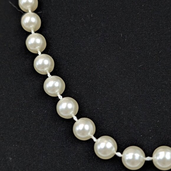 (2/$20) Vintage Faux Pearl Necklace - Picture 2 of 5